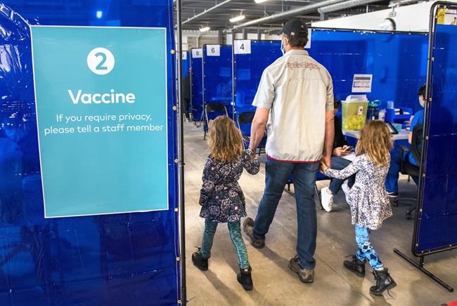 Mask, vaccine mandates for travel defended as government eases border restrictions | iNFOnews.ca