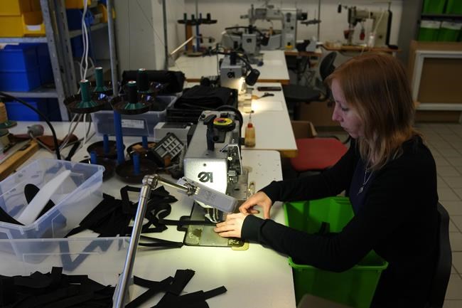 To save a life: Refugees make protective vests for Ukraine | iNFOnews.ca