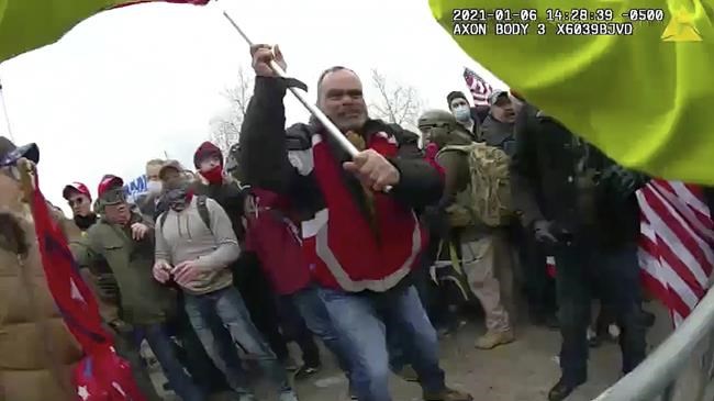 Man on trial in Capitol riot case blames 'rogue cop' | iNFOnews.ca CP637942554