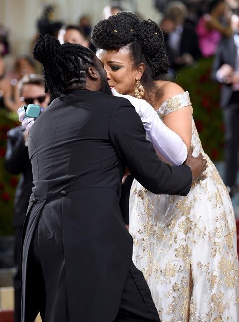Met Gala moment | Red carpet proposal sparks cheers, joy | iNFOnews.ca