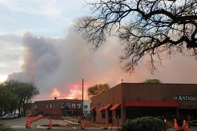 Strong, swirling winds complicate New Mexico wildfire fight | iNFOnews.ca