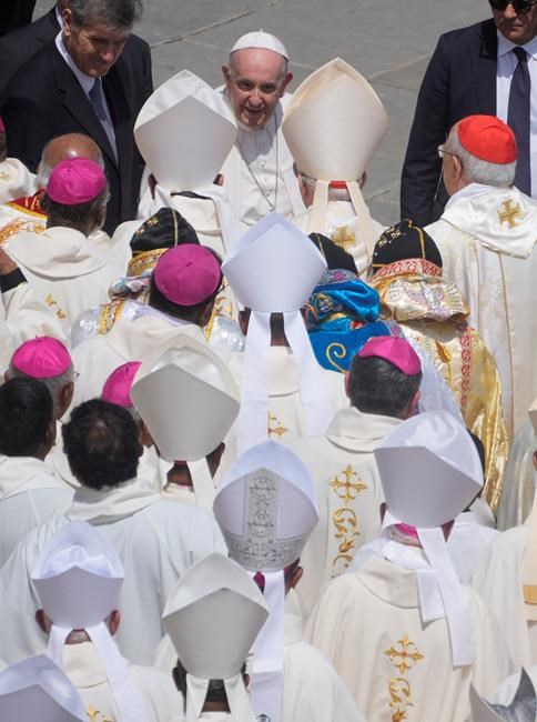 Pope rallies from knee pain to proclaim 10 new saints | iNFOnews.ca