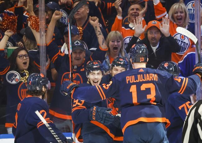Nugent-Hopkins scores twice, Oilers survive Smith's blunder to grab 3-1 series lead | iNFOnews.ca CP1132880195