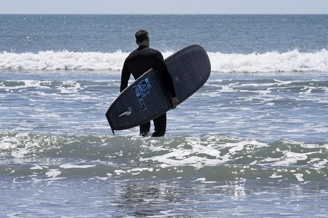Surfer helps families honor loved ones with 'one last wave' | iNFOnews.ca CP656509262