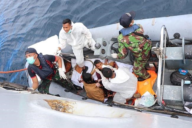 Indonesian fishermen rescue 10 more survivors of sunken boat | iNFOnews.ca Indonesian fishermen rescue 10 more survivors of sunken boat | iNFOnews.ca