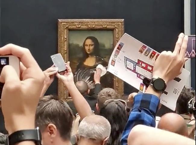 Man in wig throws cake at glass protecting Mona Lisa | iNFOnews.ca Man in wig throws cake at glass protecting Mona Lisa | iNFOnews.ca