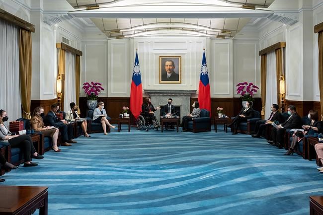 US senator visits Taiwan as China ups military threat | iNFOnews.ca US senator visits Taiwan as China ups military threat | iNFOnews.ca