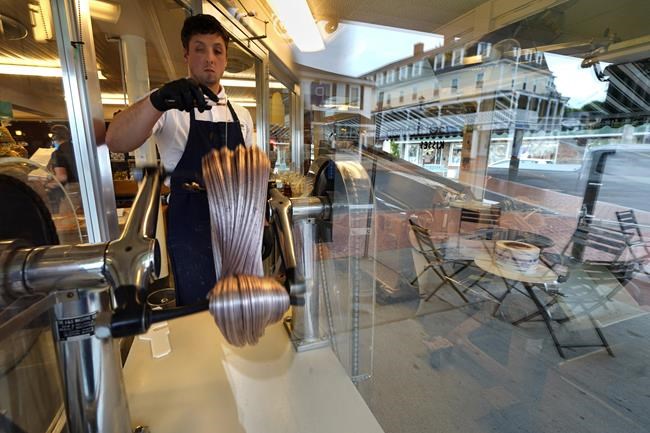 Red-hot summer job market awaits US teens as employers sweat | iNFOnews.ca Red-hot summer job market awaits US teens as employers sweat | iNFOnews.ca