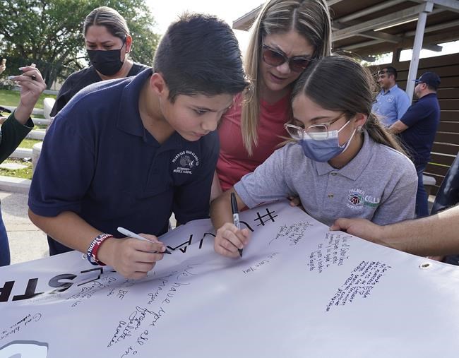 Onlookers urged police to charge into Texas school | iNFOnews.ca Onlookers urged police to charge into Texas school | iNFOnews.ca