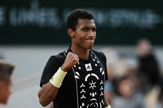 Auger-Aliassime through to Libema quarterfinals, Shapovalov upset in Stuttgart | iNFOnews.ca