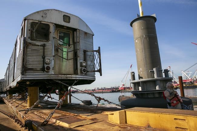 Bon voyage: Old subway cars float off across New York Harbor | iNFOnews.ca CP1958107243