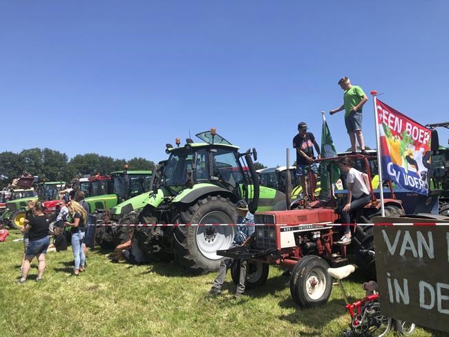 Thousands of Dutch farmers protest, fearing government cuts | iNFOnews.ca Thousands of Dutch farmers protest, fearing government cuts | iNFOnews.ca