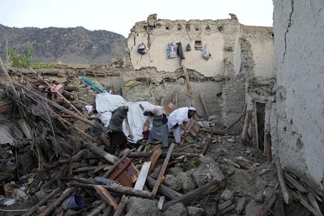 Afghans bury dead, dig for survivors of devastating quake | iNFOnews.ca