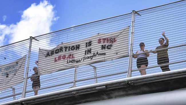 Democrats vow to help women who must travel for abortions | iNFOnews.ca CP685009402