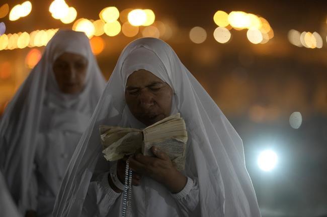 Muslim pilgrims pray at Mount Arafat as hajj reaches apex | iNFOnews.ca