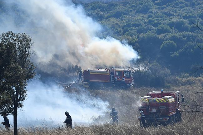900 firefighters battle massive fire in southeast France | iNFOnews.ca