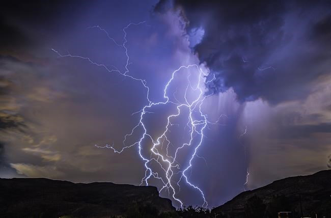 2 dead amid 'restless' monsoon-season flooding in Las Vegas | iNFOnews.ca CP60713826