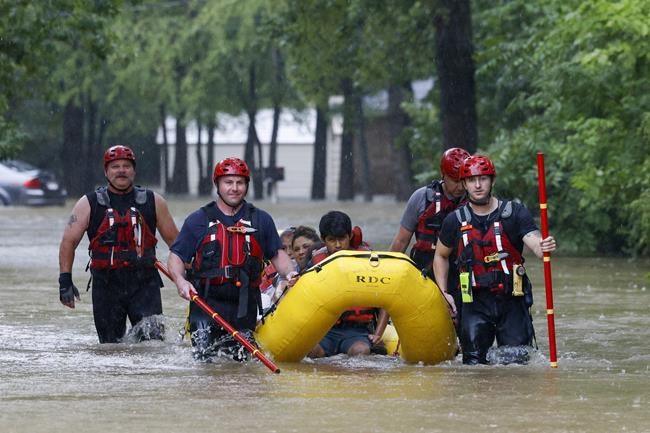 Heavy rain floods streets across Dallas-Fort Worth area | iNFOnews.ca