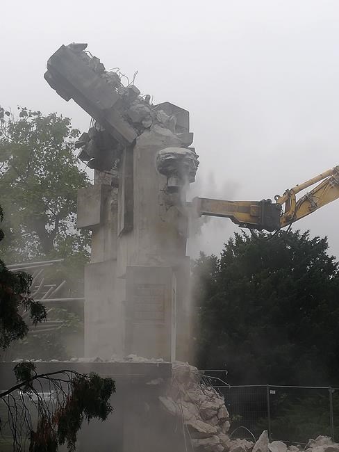 Poland begins to dismantle Soviet-era monument | iNFOnews.ca Poland begins to dismantle Soviet-era monument | iNFOnews.ca