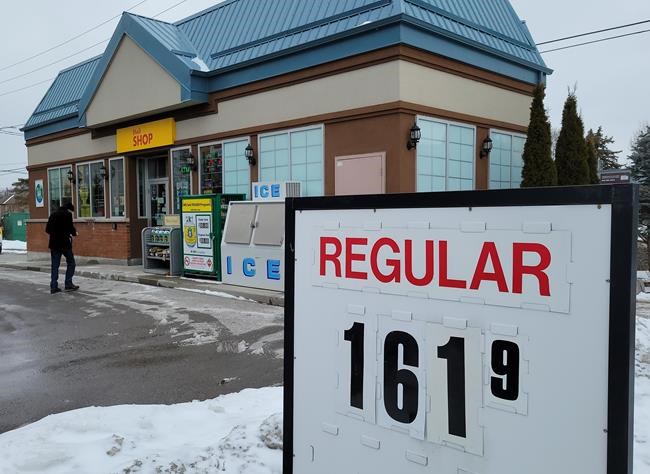 Long weekend drivers to enjoy cheaper gas as crude oil tumbles | iNFOnews.ca