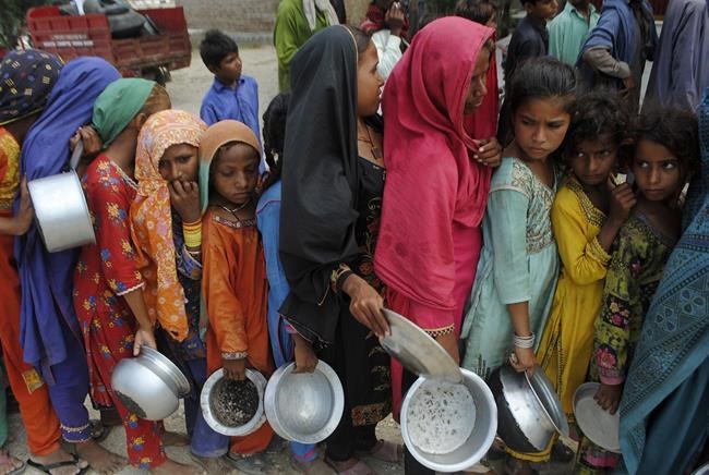 Pakistan scrambles to deliver aid as flood death toll rises | iNFOnews.ca CP1982087926