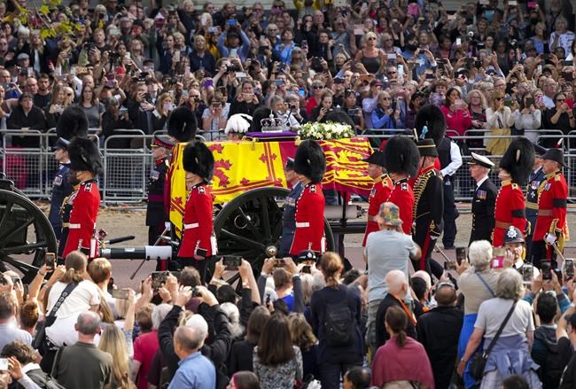 'Prepared to wait all night': Long lines as Queen Elizabeth lies in state | iNFOnews.ca 'Prepared to wait all night': Long lines as Queen Elizabeth lies in state | iNFOnews.ca