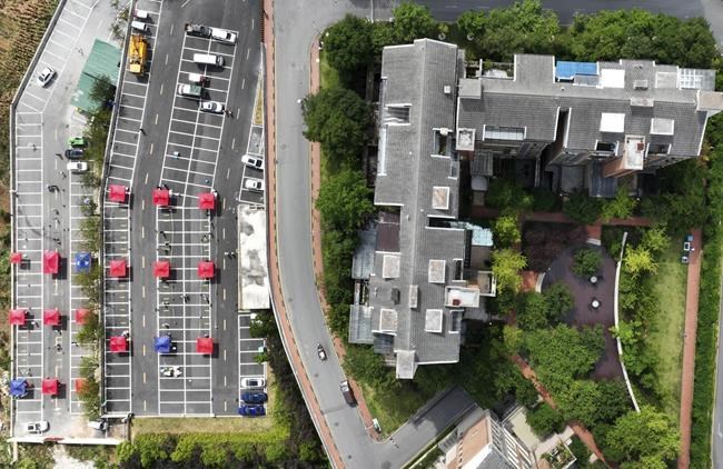 China quarantine bus crash prompts outcry over 'zero COVID' | iNFOnews.ca