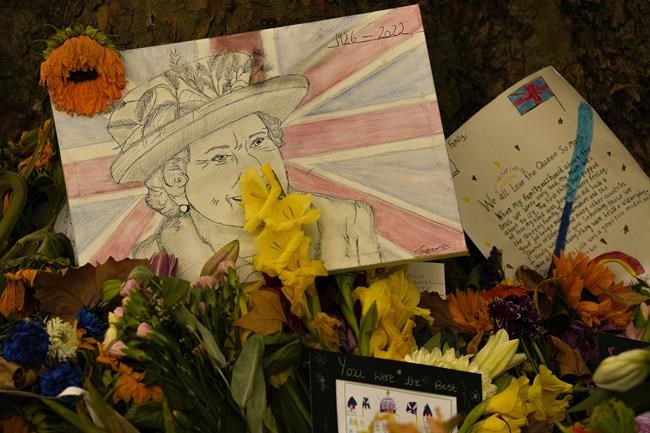 At least 250,000 people lined up to see queen's coffin | iNFOnews.ca