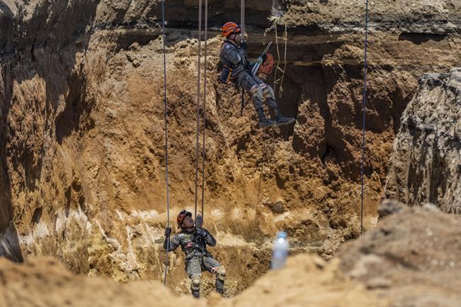 Searchers seek to recover 2 missing in Guatemala sinkhole | iNFOnews.ca Searchers seek to recover 2 missing in Guatemala sinkhole | iNFOnews.ca