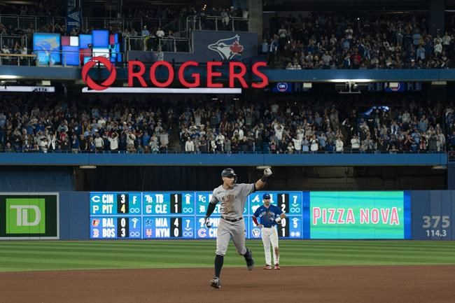 Blue Jays fan Frankie Lasagna just misses catching Aaron Judge's 61st home run ball | iNFOnews.ca