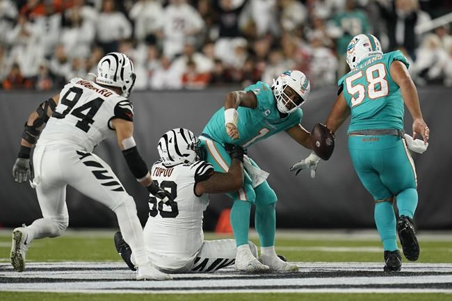 Dolphins QB Tua Tagovailoa stretchered off with head injury | iNFOnews.ca Dolphins QB Tua Tagovailoa stretchered off with head injury | iNFOnews.ca
