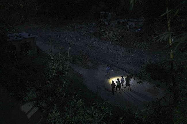 Survivors of Venezuelan mudslide bury dead, look for missing | iNFOnews.ca Survivors of Venezuelan mudslide bury dead, look for missing | iNFOnews.ca
