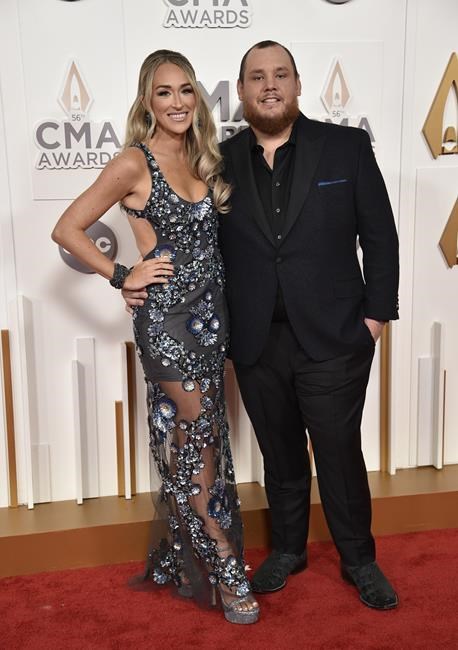 Luke Combs tops CMA Awards; Loretta Lynn, Lewis honored | iNFOnews.ca
