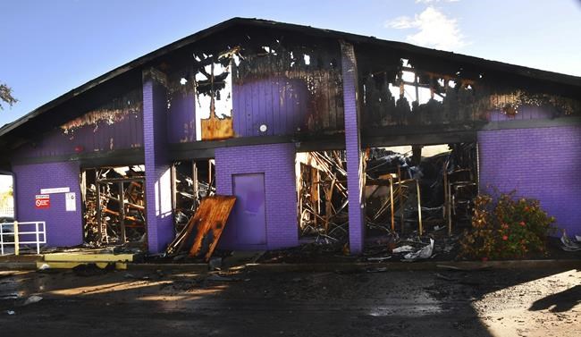 SUV crashes into Florida fireworks store, sparking huge fire | iNFOnews.ca