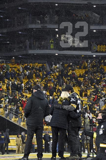 Harris' widow on field in Pittsburgh as his No. 32 retired | iNFOnews.ca