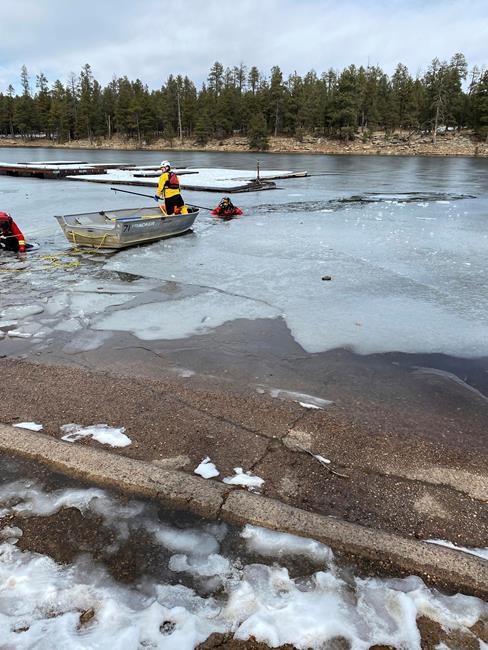 Parents of 2 among 3 dead after fall in icy Arizona lake | iNFOnews.ca