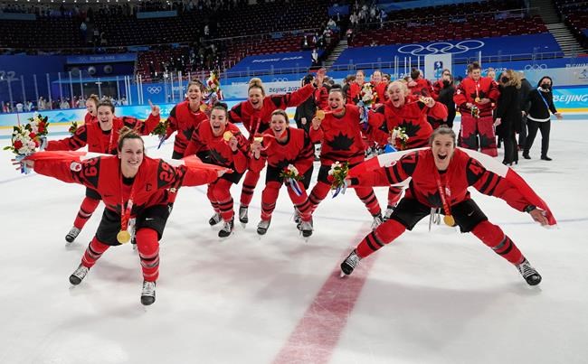 Women's hockey roars back to life in 2022 after tough pandemic years | iNFOnews.ca