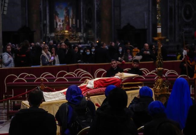 65,000 view Benedict XVI's body lying in state at Vatican | iNFOnews.ca 65,000 view Benedict XVI's body lying in state at Vatican | iNFOnews.ca