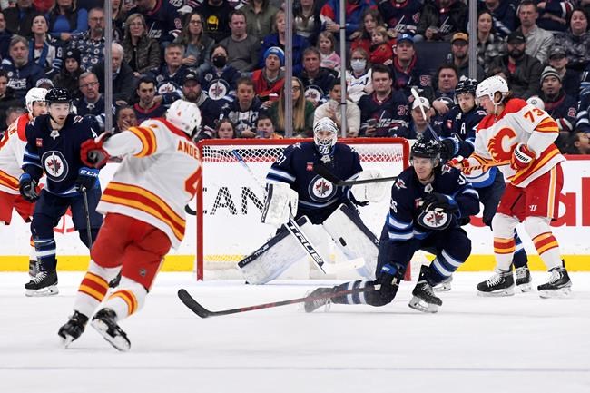 Gagner's late goal propels Jets to 3-2 win over Flames | iNFOnews.ca