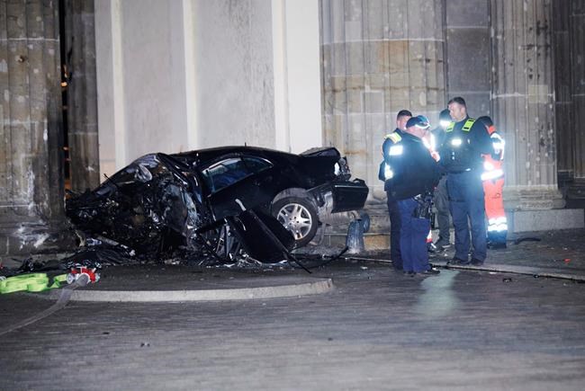 Man dies after crashing Mercedes sedan into Brandenburg Gate | iNFOnews.ca Man dies after crashing Mercedes sedan into Brandenburg Gate | iNFOnews.ca