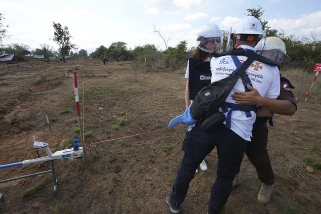 Ukrainians learn mine clearing skills from Cambodian experts | iNFOnews.ca