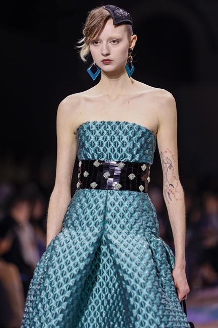 Monumental animal art infuses Chanel's gleaming couture show | iNFOnews.ca Monumental animal art infuses Chanel's gleaming couture show | iNFOnews.ca