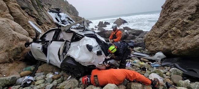 Driver in California cliff crash moved from hospital to jail | iNFOnews.ca