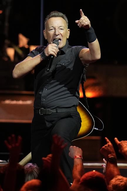 Exuberant Springsteen, E St. Band launch 1st tour in 6 years | iNFOnews.ca