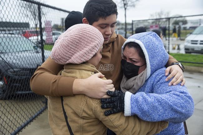 Teen arrested after entering Texas school following shooting | iNFOnews.ca