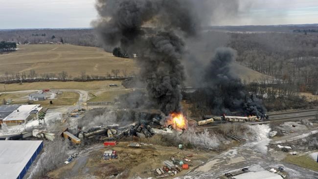 50-car train derailment causes big fire, evacuations in Ohio | iNFOnews.ca 50-car train derailment causes big fire, evacuations in Ohio | iNFOnews.ca