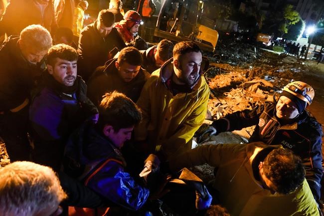 Survivors scream as desperate rescuers work in Turkey, Syria | iNFOnews.ca
