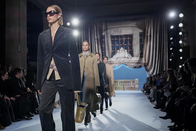 Tory Burch deconstructs classic style in new NYFW collection | iNFOnews.ca