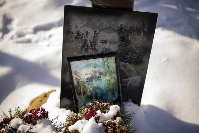 AP PHOTOS: Fading graveside portraits of Ukraine's war dead | iNFOnews.ca CP2040467386