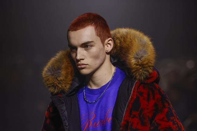 Faux fur, hot water bottles at Burberry's new London show | iNFOnews.ca Faux fur, hot water bottles at Burberry's new London show | iNFOnews.ca